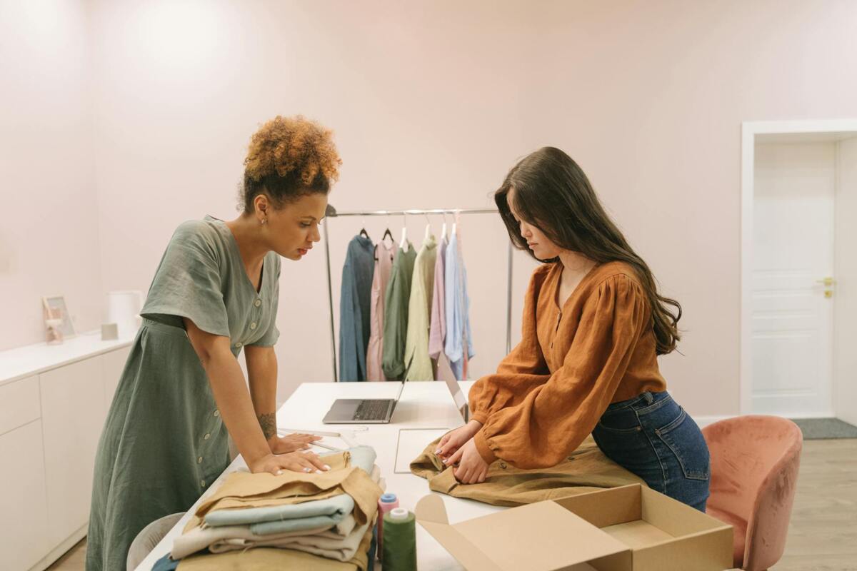 vrouwen die kledingstukken beoordelen