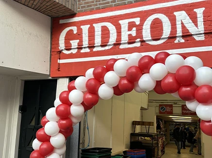 rood met witte ballonnen bij de ingang van 