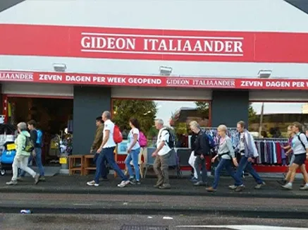 gideon-italiaander-vintage-kleding-aan-rek