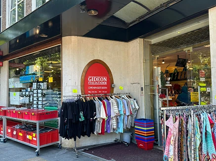 kleding bij de ingang van gideon beethovenstraat