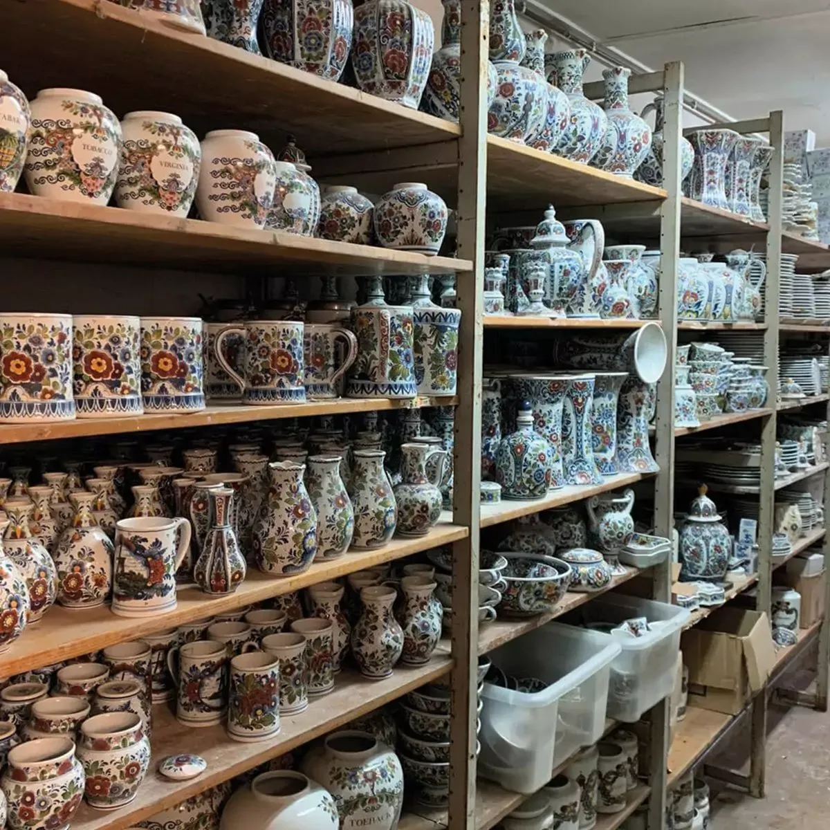 antiek servies in kast
