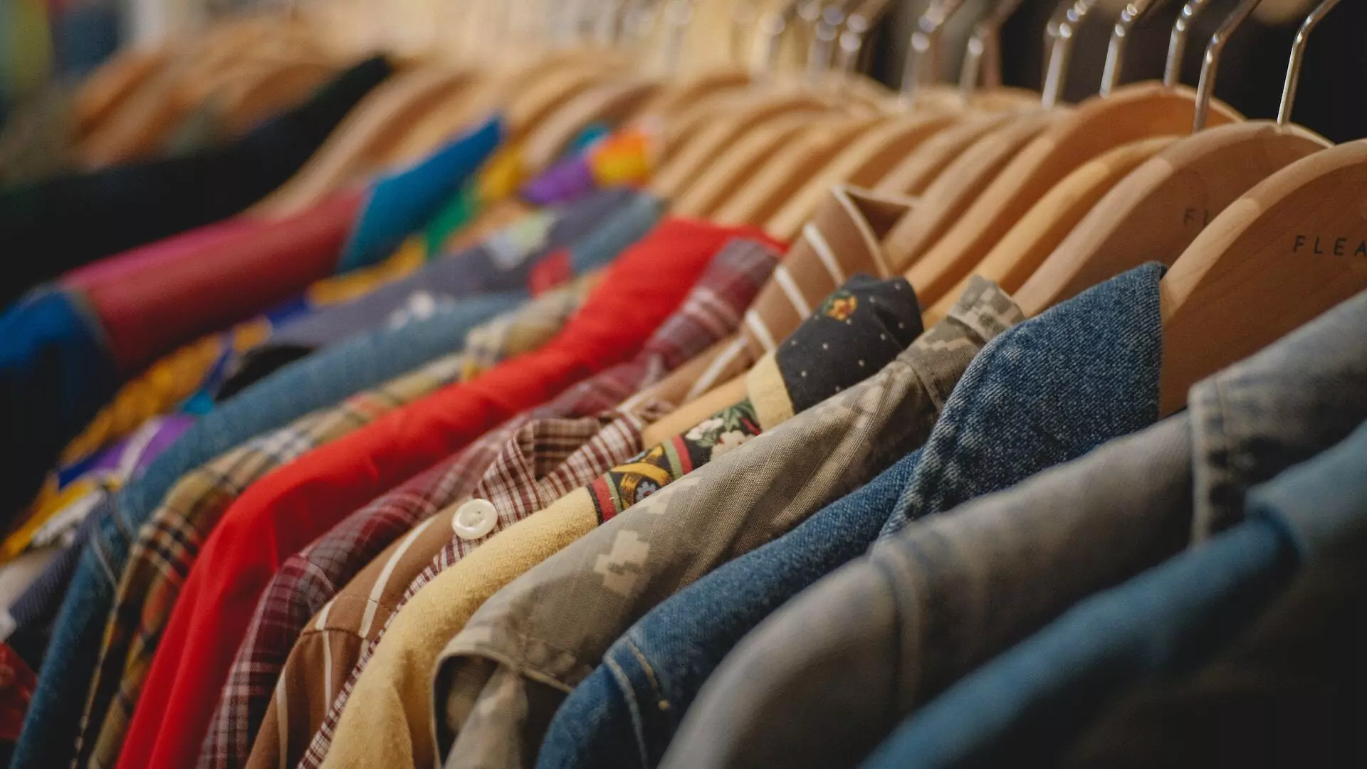 vintage kleding op hangers