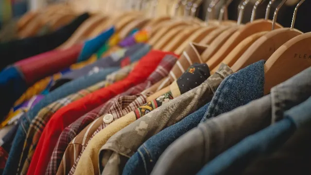 vintage kleding op hangers
