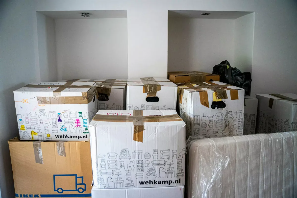 stapel met volle verhuisdozen