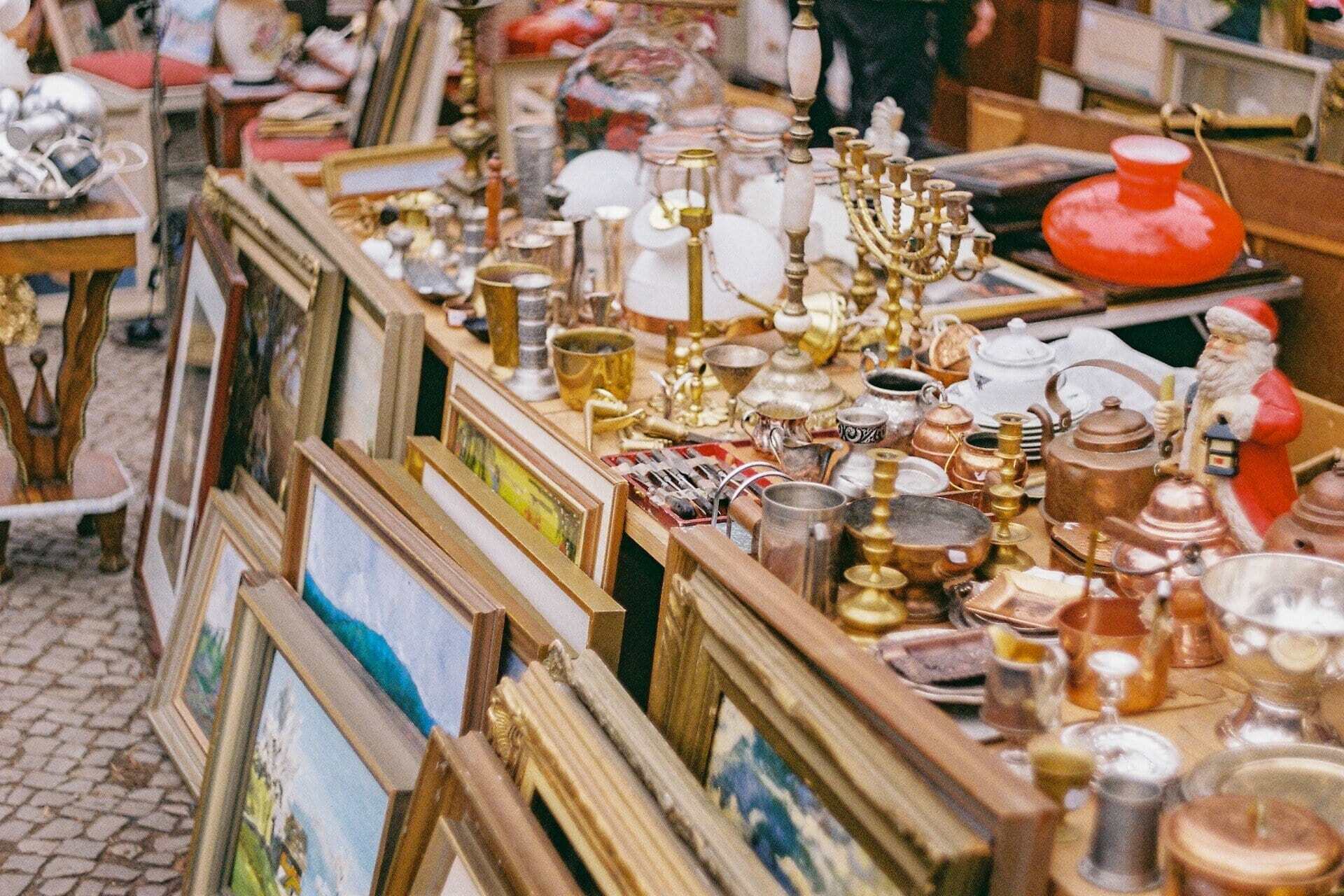 kunst en spullen op een antiekmarkt