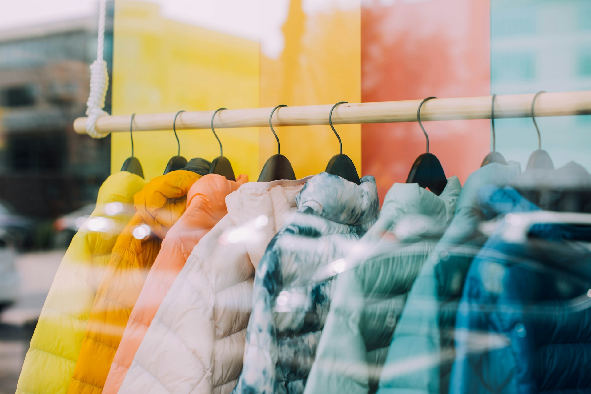 winterjassen aan een kledingrek van een kleding opkoper