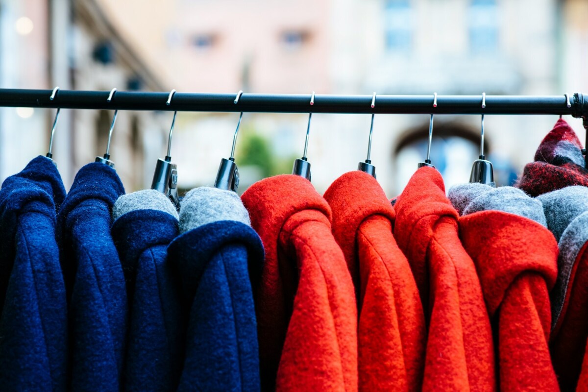 jassen op een kledingrek van een kleding opkoper